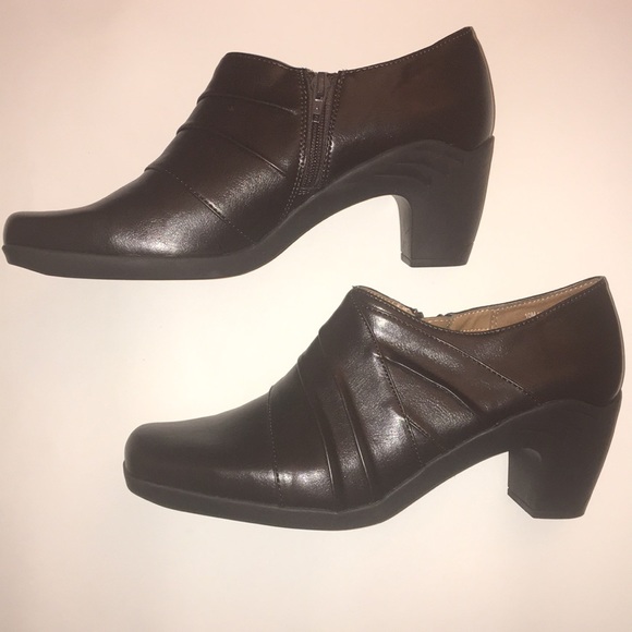 AEROSOLES Shoes - NWOT Aerosoles Brown Ankle Shooties / Booties
